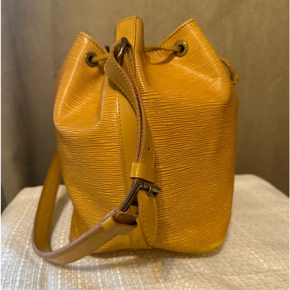 SOLD Louis Vuitton Epi Noe - Picture 3 of 11